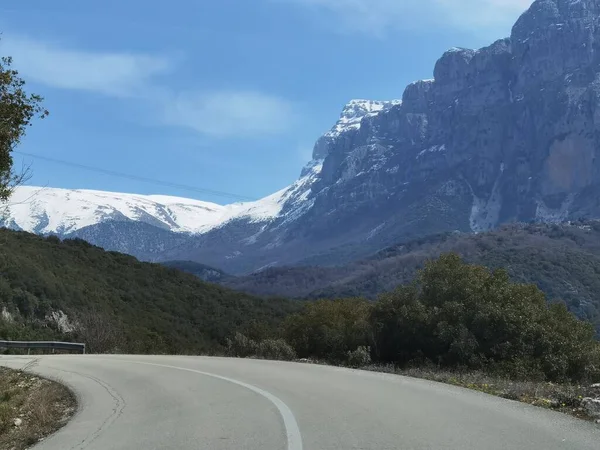 İoannina 'da Dağ Timfi' sinin altındaki papigo köyüne giden yol.