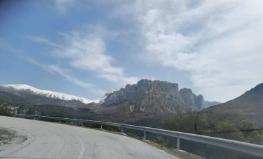 İoannina 'da Dağ Timfi' sinin altındaki papigo köyüne giden yol.