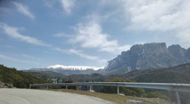 İoannina 'da Dağ Timfi' sinin altındaki papigo köyüne giden yol.