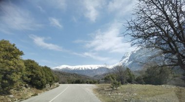 İoannina 'da Dağ Timfi' sinin altındaki papigo köyüne giden yol.