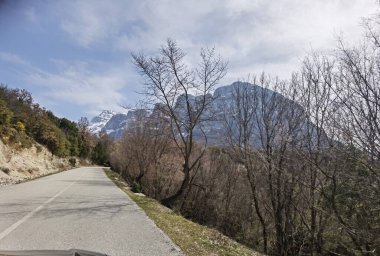 İoannina 'da Dağ Timfi' sinin altındaki papigo köyüne giden yol.