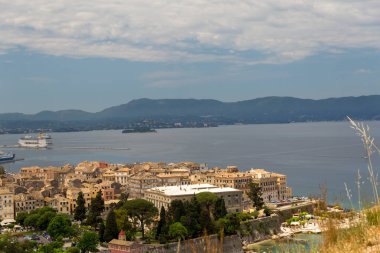 İlkbahar manzaralı Corflu şehri Yunan İyonio denizinde yeşil ağaçlar taşıyor. 