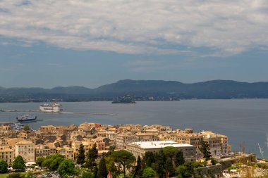 İlkbahar manzaralı Corflu şehri Yunan İyonio denizinde yeşil ağaçlar taşıyor. 