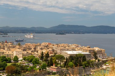 İlkbahar manzaralı Corflu şehri Yunan İyonio denizinde yeşil ağaçlar taşıyor. 