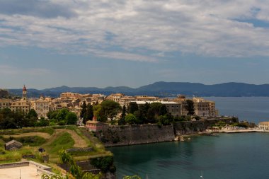 İlkbahar manzaralı Corflu şehri Yunan İyonio denizinde yeşil ağaçlar taşıyor. 