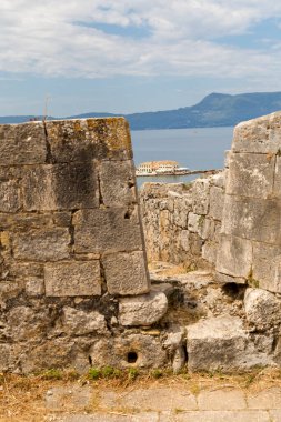 İlkbahar manzaralı Corflu şehri Yunan İyonio denizinde yeşil ağaçlar taşıyor. 