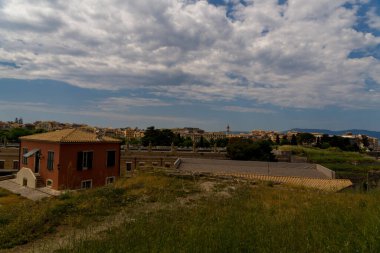 İlkbahar manzaralı Corflu şehri Yunan İyonio denizinde yeşil ağaçlar taşıyor. 