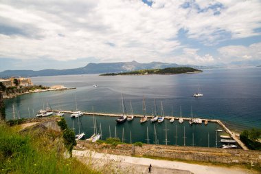 İlkbahar manzaralı Corflu şehri Yunan İyonio denizinde yeşil ağaçlar taşıyor. 
