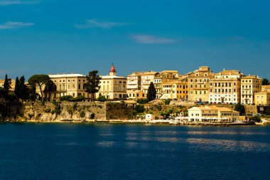 Corfu şehir limanı ve evler Yunanistan 'da gemi tatili manzarası