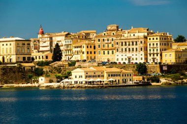 Corfu şehir limanı ve evler Yunanistan 'da gemi tatili manzarası