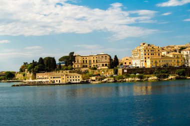 Corfu şehir limanı ve evler Yunanistan 'da gemi tatili manzarası