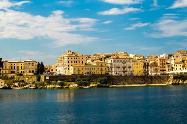 Corfu şehir limanı ve evler Yunanistan 'da gemi tatili manzarası