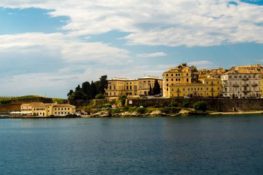 Corfu şehir limanı ve evler Yunanistan 'da gemi tatili manzarası