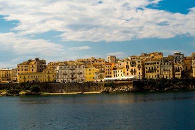 Corfu şehir limanı ve evler Yunanistan 'da gemi tatili manzarası