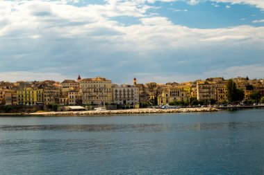 Corfu şehir limanı ve evler Yunanistan 'da gemi tatili manzarası