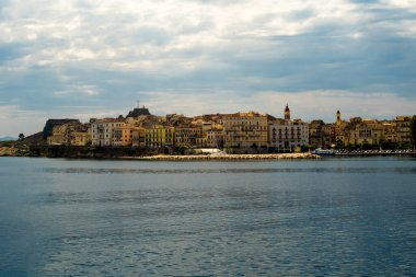Corfu şehir limanı ve evler Yunanistan 'da gemi tatili manzarası