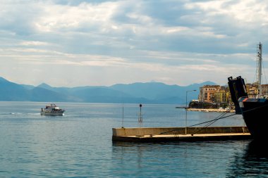 Corfu şehir limanı ve evler Yunanistan 'da gemi tatili manzarası
