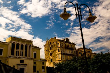 Corfu şehir limanı ve evler Yunanistan 'da gemi tatili manzarası