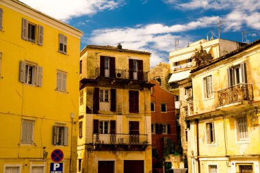 Corfu şehir limanı ve evler Yunanistan 'da gemi tatili manzarası