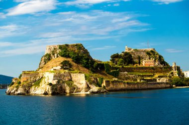 Corfu şehir limanı ve evler Yunanistan 'da gemi tatili manzarası