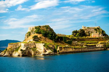 Corfu şehir limanı ve evler Yunanistan 'da gemi tatili manzarası