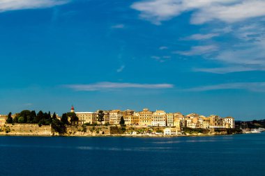 Corfu şehir limanı ve evler Yunanistan 'da gemi tatili manzarası