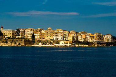 Corfu şehir limanı ve evler Yunanistan 'da gemi tatili manzarası