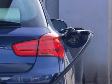 Benzin istasyonuna benzin dolduruyor.