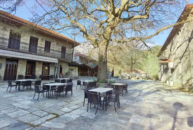 Arta 'daki Kypseli köyünün merkez meydanı Yunanistan' ın mükemmel kış mevsimi boş