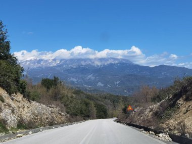 İlkbahar mevsiminde Tzoumerka Dağları Vourgareli kötülüğünün yakınındaki Arta mükemmeliyetçiliğinde Yunanca