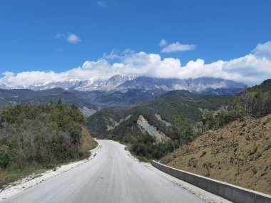 İlkbahar mevsiminde Tzoumerka Dağları Vourgareli kötülüğünün yakınındaki Arta mükemmeliyetçiliğinde Yunanca