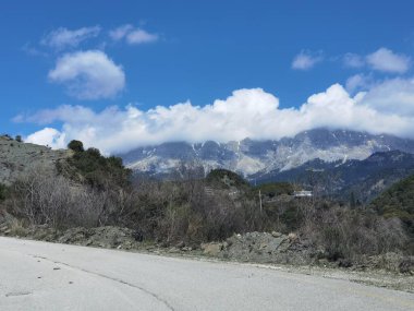 İlkbahar mevsiminde Tzoumerka Dağları Vourgareli kötülüğünün yakınındaki Arta mükemmeliyetçiliğinde Yunanca