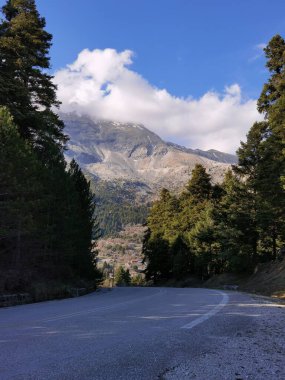 İlkbahar mevsiminde Tzoumerka Dağları Vourgareli kötülüğünün yakınındaki Arta mükemmeliyetçiliğinde Yunanca