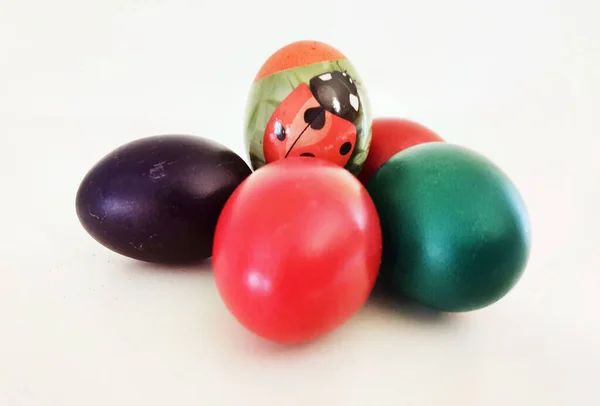 Ovos Páscoa Pintados Com Cores Vermelhas Verdes Isoladas Branco Cesta — Fotografia de Stock