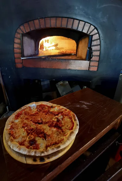 Πίτσα Τροφίμων Ζεστό Στο Φούρνο Ξύλα Και Φωτιά Φρέσκο Προετοιμασία — Φωτογραφία Αρχείου