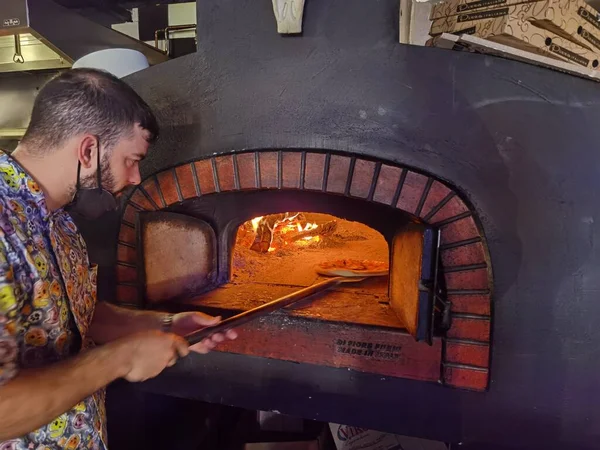 Pizza Jedzenie Gorąco Piekarniku Lasem Ogniem Świeże Przygotowanie Gotowania Wewnątrz — Zdjęcie stockowe