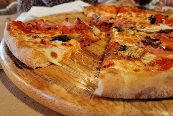 Pizza Mat Varm Ugnen Med Skog Och Eld Färska Förbereda — Stockfoto