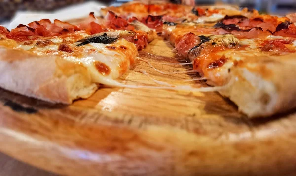 Пицца Еда Горячая Духовке Лесом Огонь Свежий Приготовления Пищи Помещении — стоковое фото
