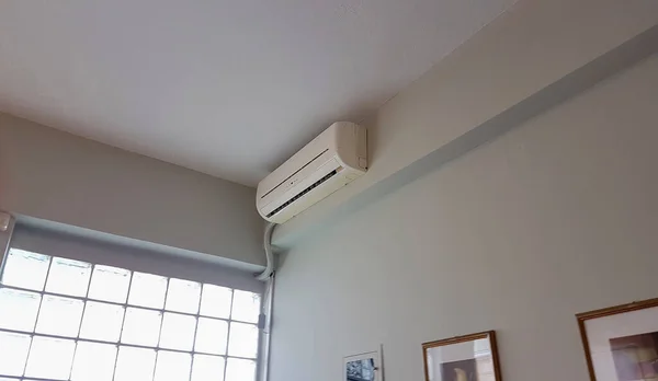 Klimaanlage Der Wohnung Fensterecke Für Hintergrund Weiße Wand — Stockfoto
