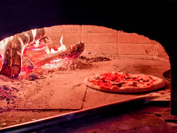 Pizza Cibo Caldo Forno Con Legni Fuoco Fresco Preparazione Cottura Foto Stock