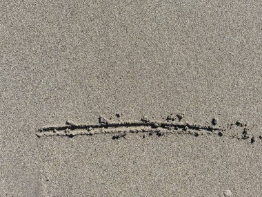 Kum plajı deniz taşları arka planda çakıl