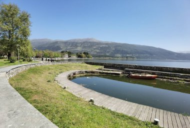 İlkbahar mevsiminde ioannina şehri, Pamvotis Gölü ve yeşil platanus ağaçları, Yunanistan