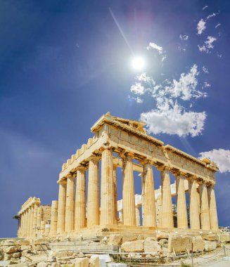 Partenon Athens Yunan 'da kırmızı tomurcukların çiçekleri ve mavi gökyüzü arkaplanıyla