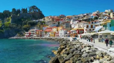 Parga şehri, Yunan turistik tatil beldesinde yaz tatilinde.