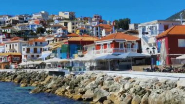 Parga şehri, Yunan turistik tatil beldesinde yaz tatilinde.