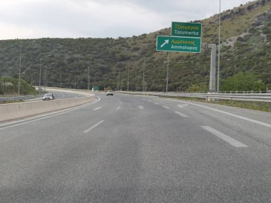 İoannina 'da Batı Yunanistan' da karayolu iyonyası. Mükemmel bahar akşamı bulutlu.