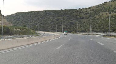 İoannina 'da Batı Yunanistan' da karayolu iyonyası. Mükemmel bahar akşamı bulutlu.