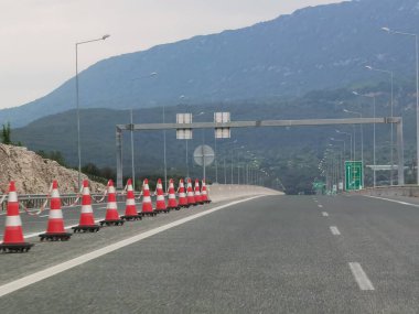 İoannina 'da Batı Yunanistan' da karayolu iyonyası. Mükemmel bahar akşamı bulutlu.