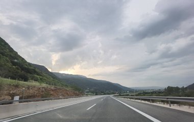 İoannina 'da Batı Yunanistan' da karayolu iyonyası. Mükemmel bahar akşamı bulutlu.