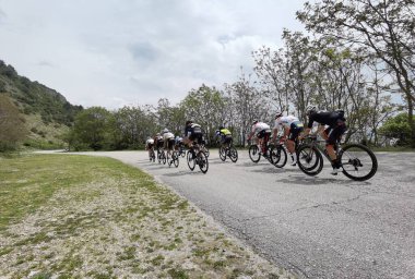 Yunanistan, İoannina, 1 Mayıs 2022, uluslararası turda motorcular İoannina Gölü 'nün yanında  